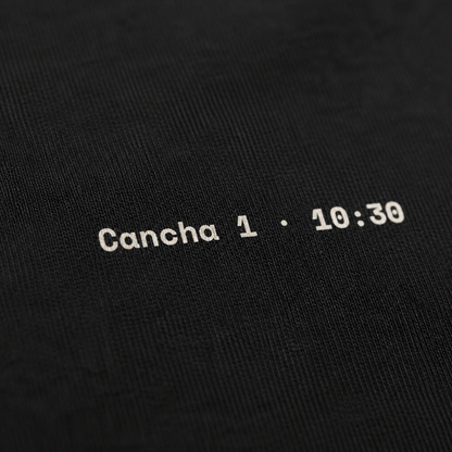 Detalle del estampado Cancha 1 · 10:30 en el pecho de la polera Match Summary color Negro, OffCourt