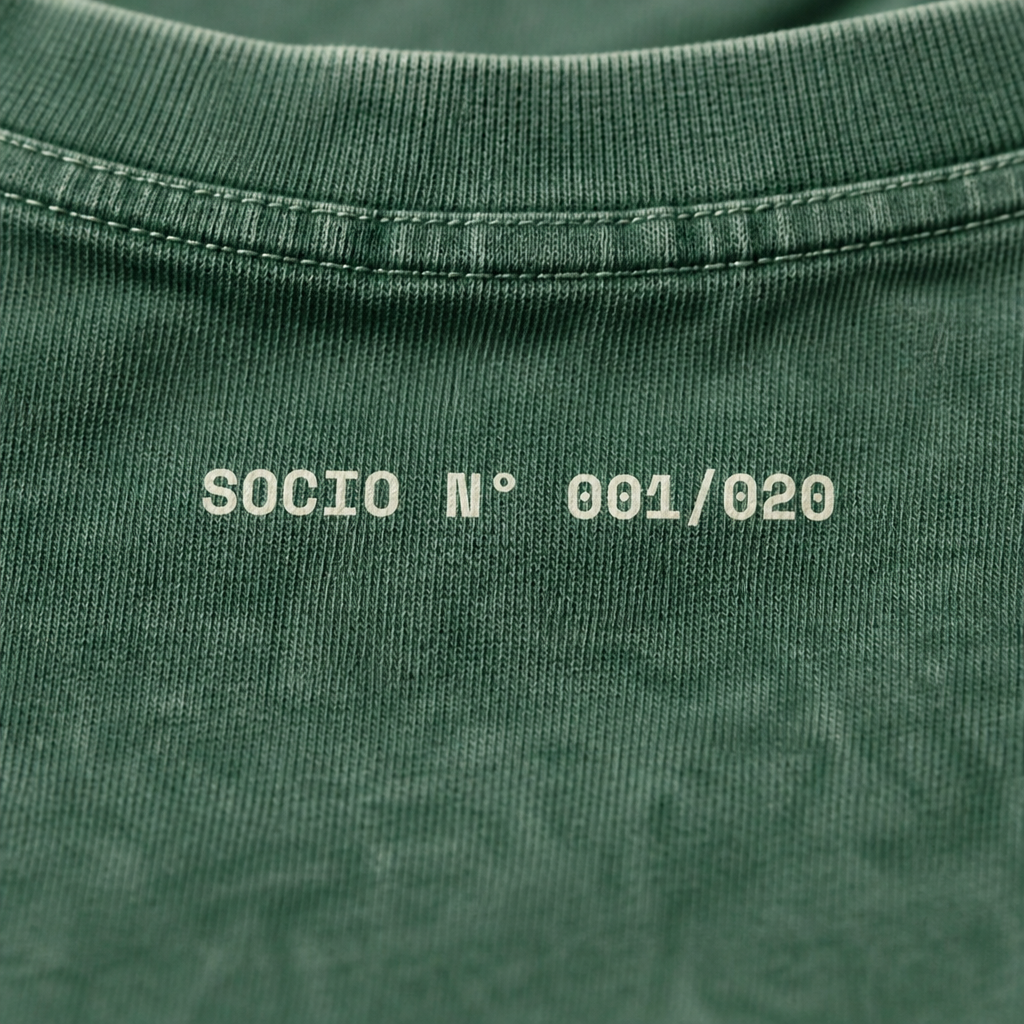 Detalle de la numeración Socio Nº 001/020 impresa en la nuca de la polera Socio Nº color Bosque, OffCourt