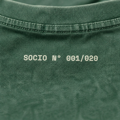 Detalle de la numeración Socio Nº 001/020 impresa en la nuca de la polera Socio Nº color Bosque, OffCourt