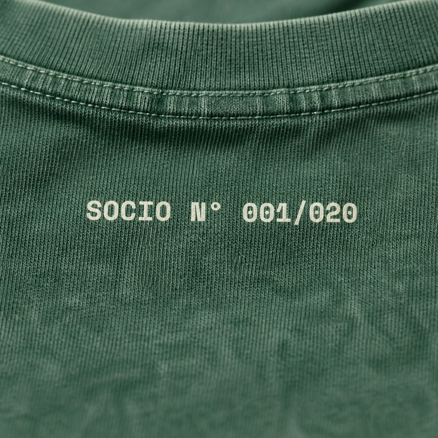 Detalle de la numeración Socio Nº 001/020 impresa en la nuca de la polera Socio Nº color Bosque, OffCourt