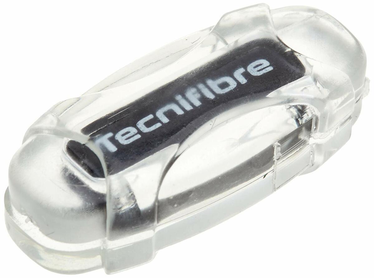 Tecnifibre Vibra Clip ATP instalado en raqueta de tenis, mejora la estabilidad y control