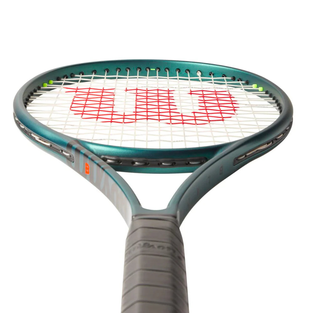 Raqueta Wilson Blade 100L V9 con patrón de encordado 16x19 para efectos y control.