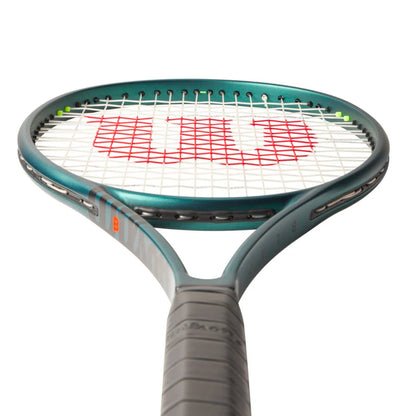 Raqueta Wilson Blade 100L V9 con patrón de encordado 16x19 para efectos y control.